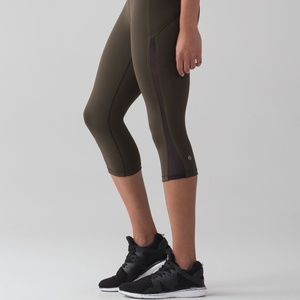 Lululemon Smooth Stride Crop 17” Olive Black sz 4